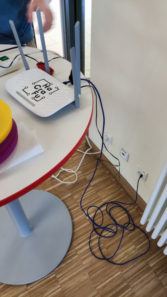 Freifunkrouter in der Mensa für Freies WLAN auf der Veranstaltung.